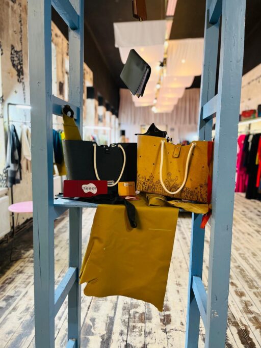 Nepotřebné zbytky kůže s drobnými vadami firma Belleder upcykluje na kabelky a pěněženky. Foto: poskytnuto společností Belleder