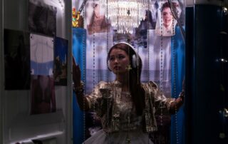 Inscenace gomora ekocida se volně inspirovala mimo jiné knihou Roberta Saviana Gomora. Jednu z postav hraje Ha Thanh Špetlíková. Foto: Michaela Škvrňáková