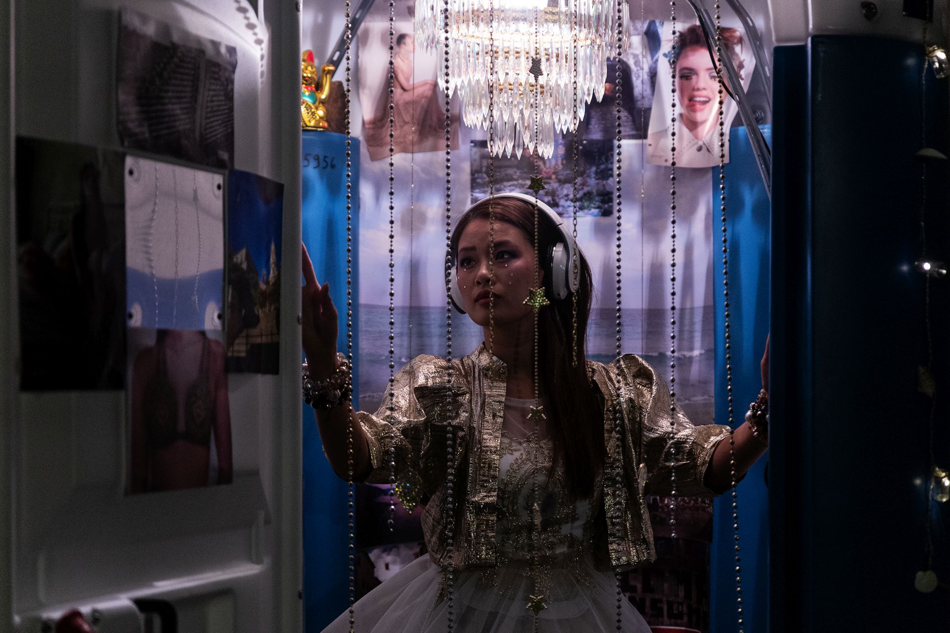 Inscenace gomora ekocida se volně inspirovala mimo jiné knihou Roberta Saviana Gomora. Jednu z postav hraje Ha Thanh Špetlíková. Foto: Michaela Škvrňáková