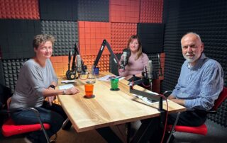 Zprava Libor Mertl, spoluzakladatel společnosti ComAp, Barbora Vajnarová, marketingová a ESG manažerka, a Martina Patočková, šéfredaktorka Ekonews. Foto: Jan Volejníček