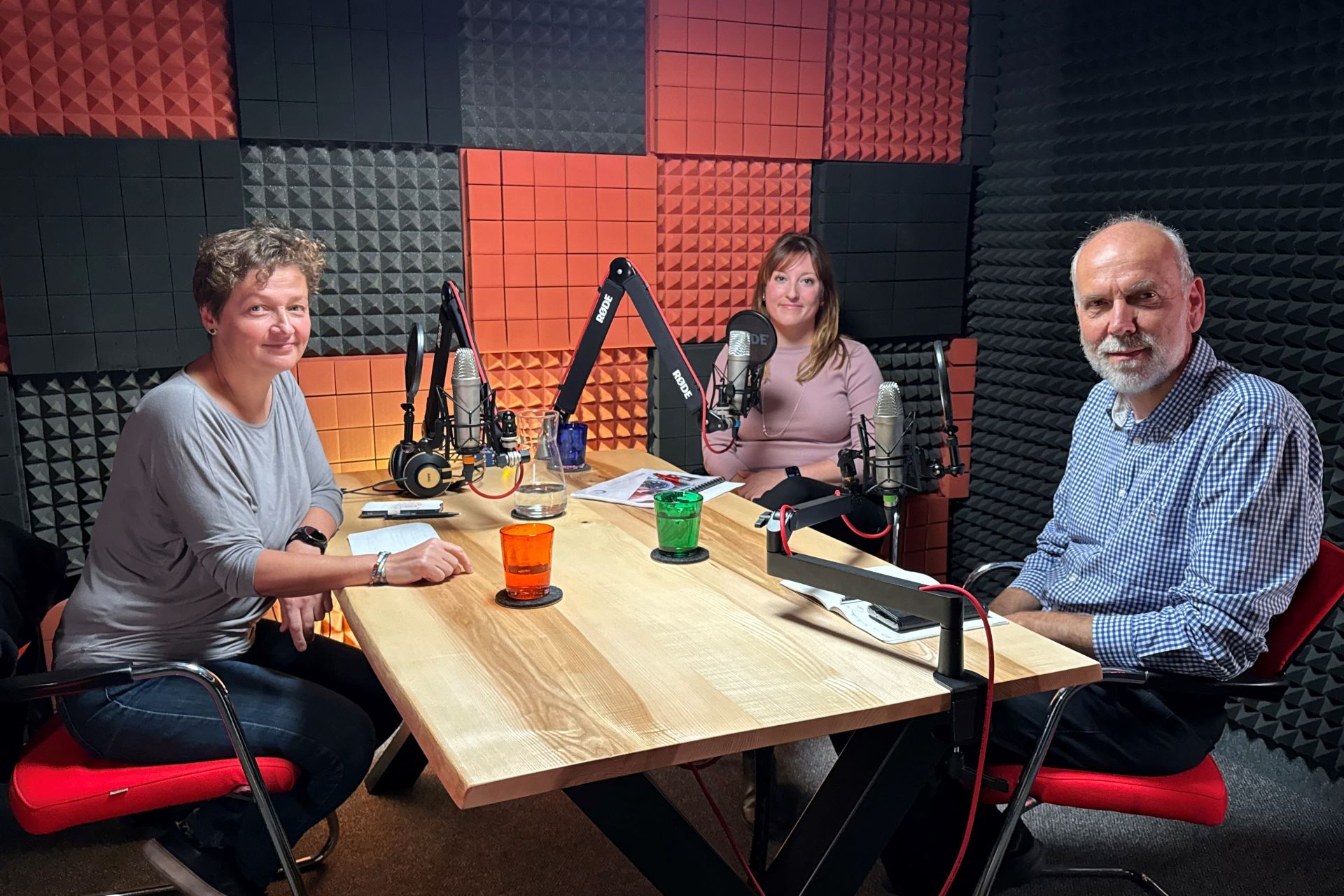 Zprava Libor Mertl, spoluzakladatel společnosti ComAp, Barbora Vajnarová, marketingová a ESG manažerka, a Martina Patočková, šéfredaktorka Ekonews. Foto: Jan Volejníček