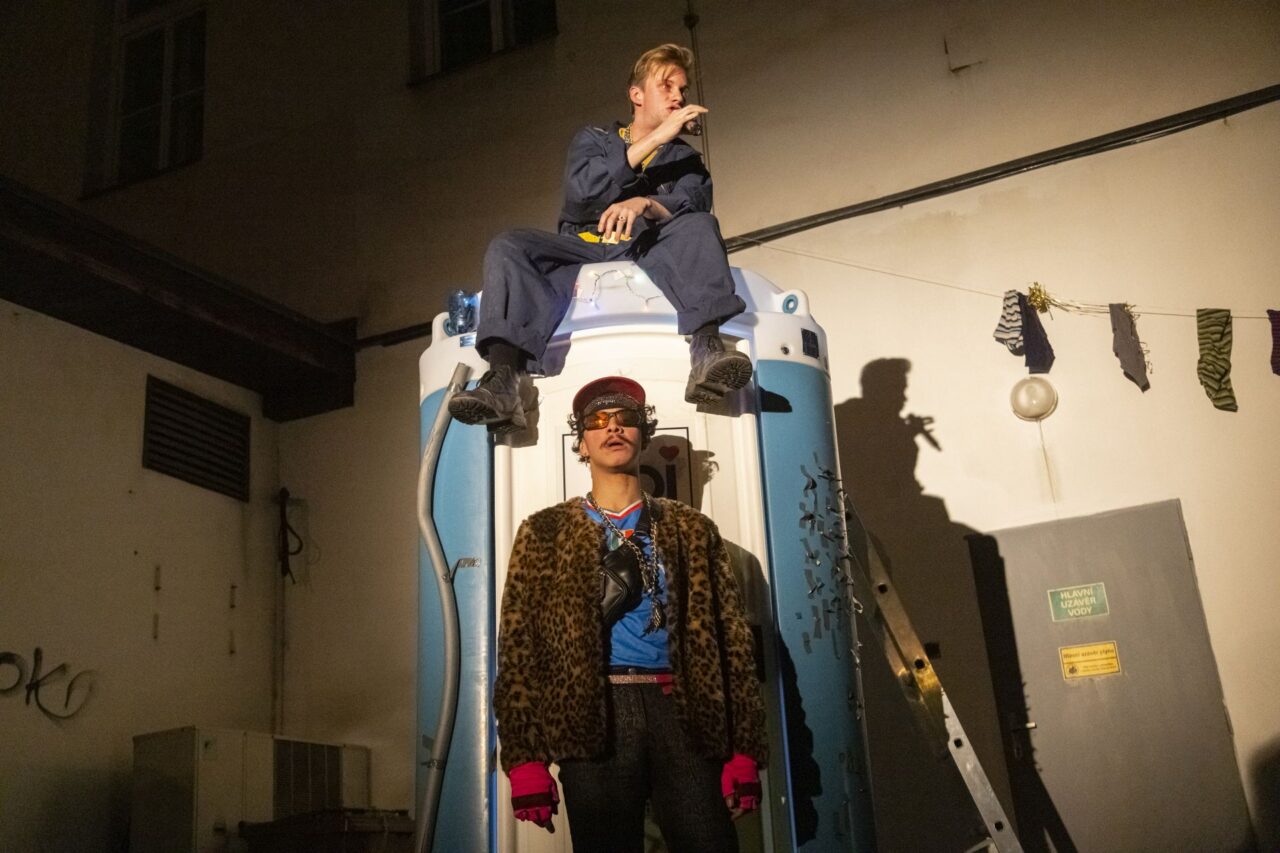 V inscenaci gomora ekocida hrají mimo jiné Jakub Jelínek a Matěj Pour (dole). Foto Dita Havránková