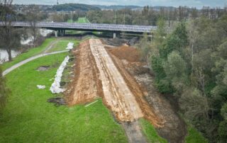 Ochranný val na soutoku řeky Odry a Opavy je opraven, ale okolnosti kolem jeho protržení při zářijových povodních vzbuzují stále otázky. Foto: ČTK / Sznapka Petr