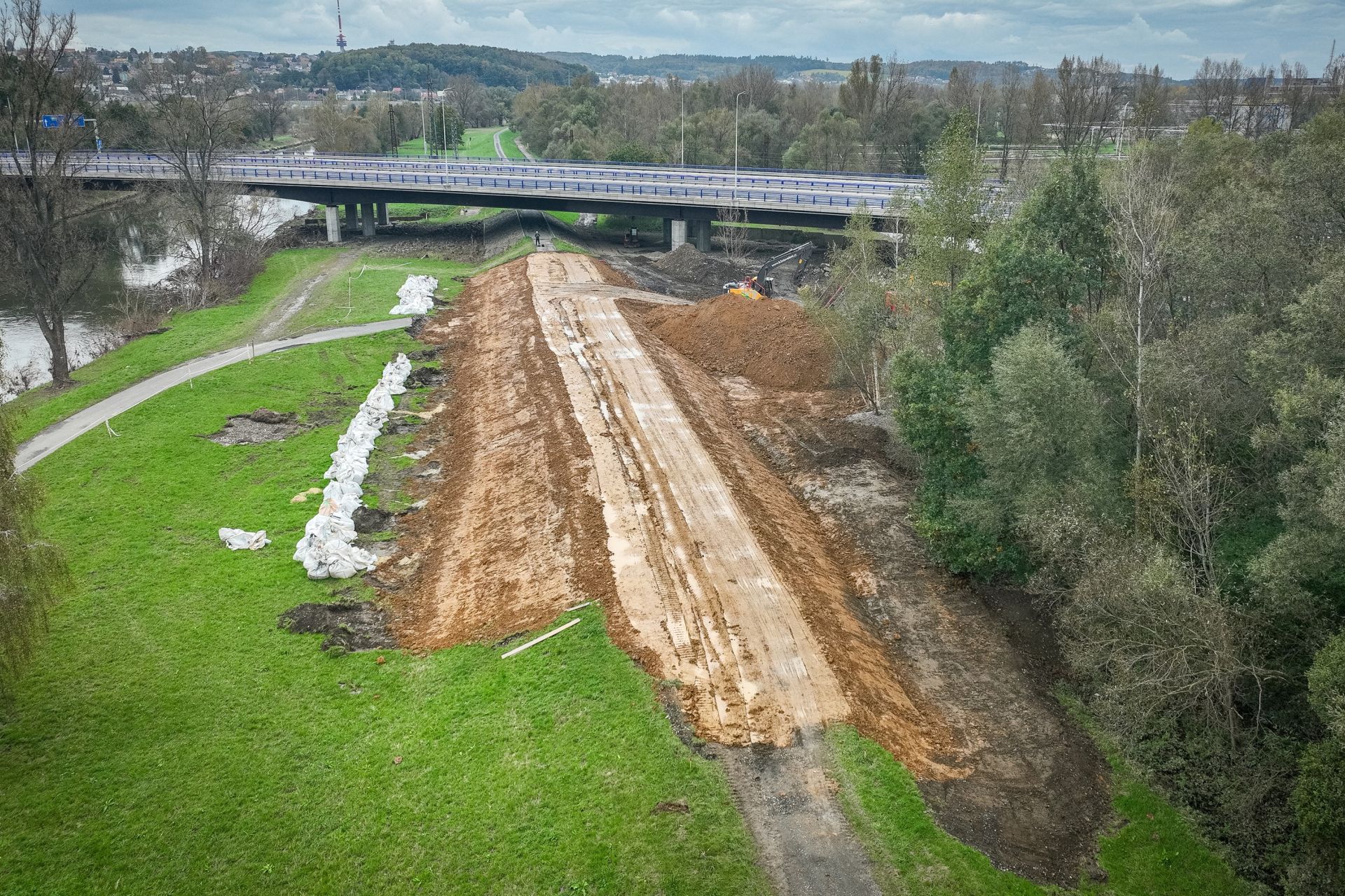 Ochranný val na soutoku řeky Odry a Opavy je opraven, ale okolnosti kolem jeho protržení při zářijových povodních vzbuzují stále otázky. Foto: ČTK / Sznapka Petr