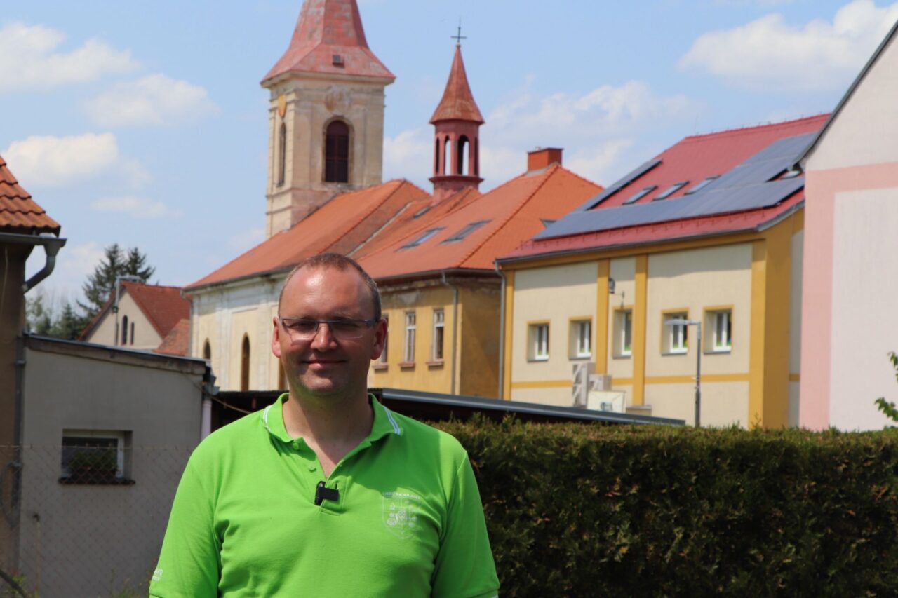 Starosta obce Modlany Lukáš Dan Bartoň je bývalý analytik a v případě nových projektů hledá možnosti, jak získat různé dotace. Foto: Karolína Chlumecká, Ekonews