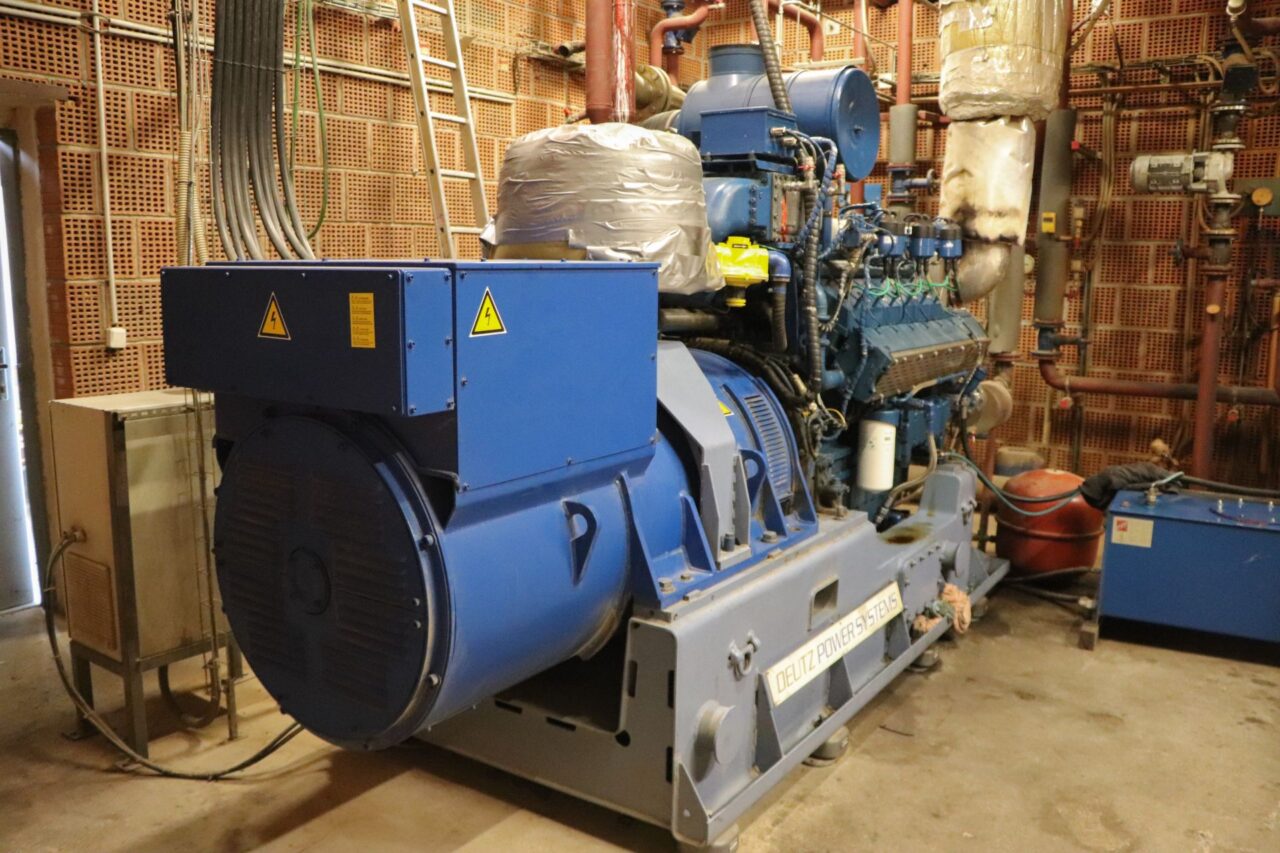 Kogenerační jednotka z bioplynu vyrábí elektřinu a teplo. Ročně dodá do sítě 300 tisíc kilowatthodin. Foto: Karolína Chlumecká, Ekonews