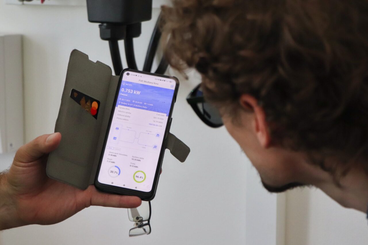 Starosta Lukáš Dan Bartoň může pohodlně sledovat výrobu přímo z mobilního telefonu. Foto: Karolína Chlumecká, Ekonews