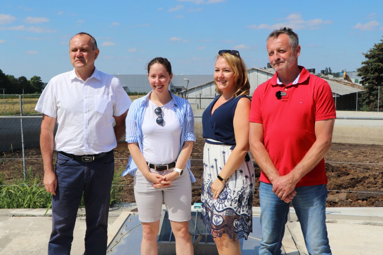 Zprava doleva: Václav Štefánek navázal spolupráci s komunitou ve Zbůchu, kterou zastupují předsedkyně Enerkomu Plzeňsko Andrea Kubernátová, mluvčí Unie komunitní energetiky Anna Michalčáková a starosta Zbůchu Dušan Duchek. Foto: Karolína Chlumecká, Ekonews