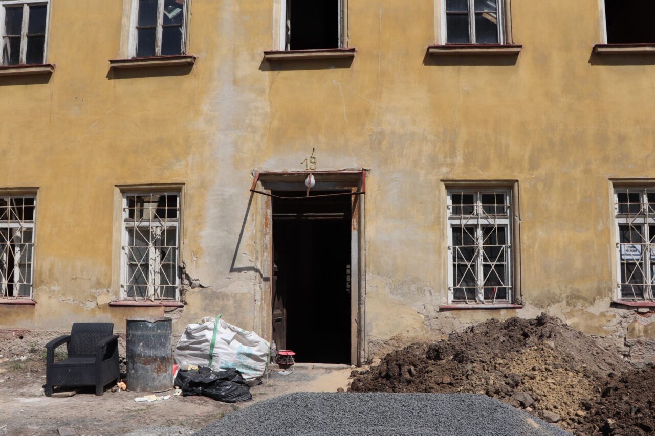 Opravou prochází i místní fara, do které bude v budoucnu proudit sdílená elektřina z obecního systému. Foto: Karolína Chlumecká, Ekonews