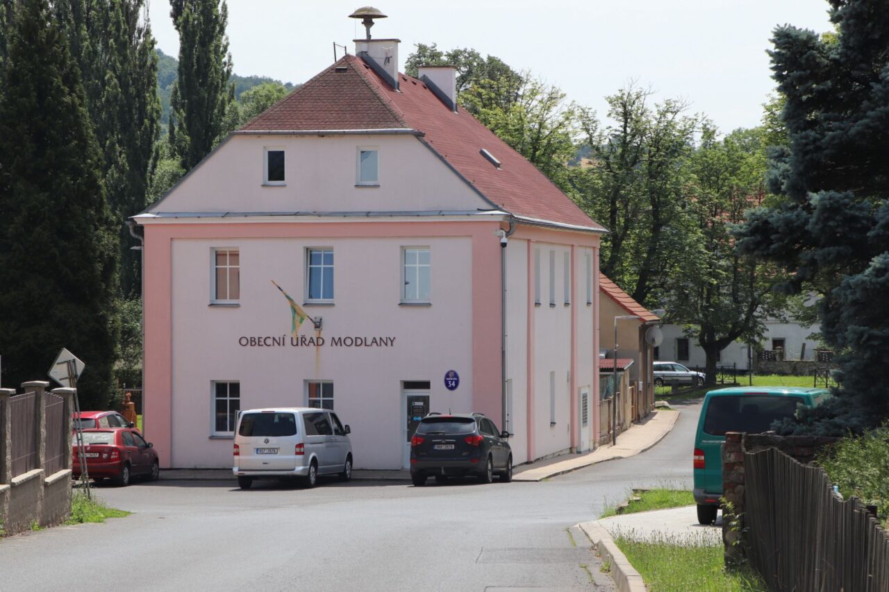Severočeské Modlany se nacházejí poblíž Teplic v bývalé hnědouhelné oblasti. Současná budova úřadu se má v budoucnu přeměnit na bytový dům s fotovoltaikou na střeše. Foto: Karolína Chlumecká, Ekonews