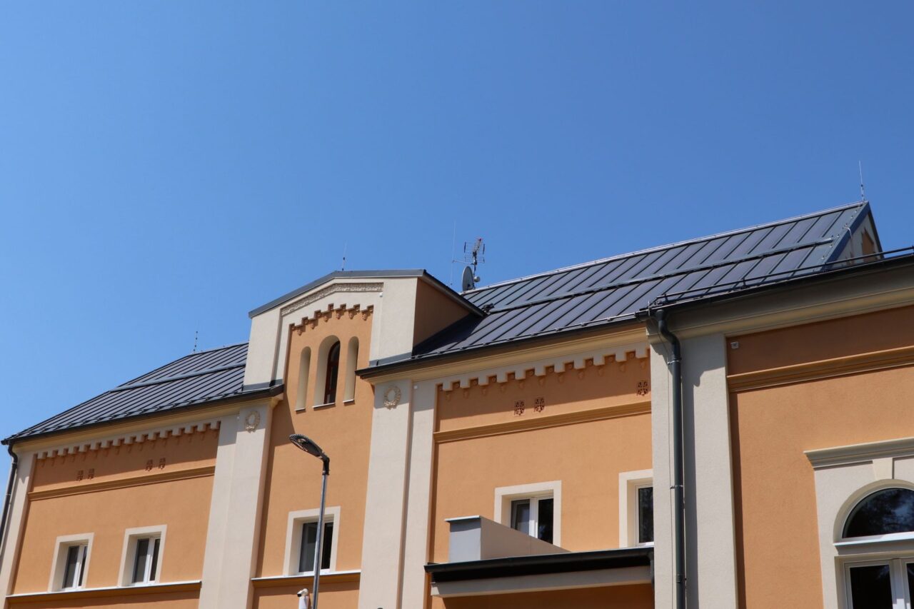 Střecha místního kina je osazena speciální „neviditelnou“ solární fólií. Foto: Karolína Chlumecká, Ekonews