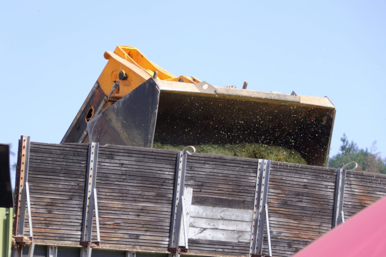 Suroviny jako kukuřice či hnůj se do fermentorů dostávají přes dvě dávkovací zařízení, kam je navážejí traktory. Foto: Karolína Chlumecká, Ekonews
