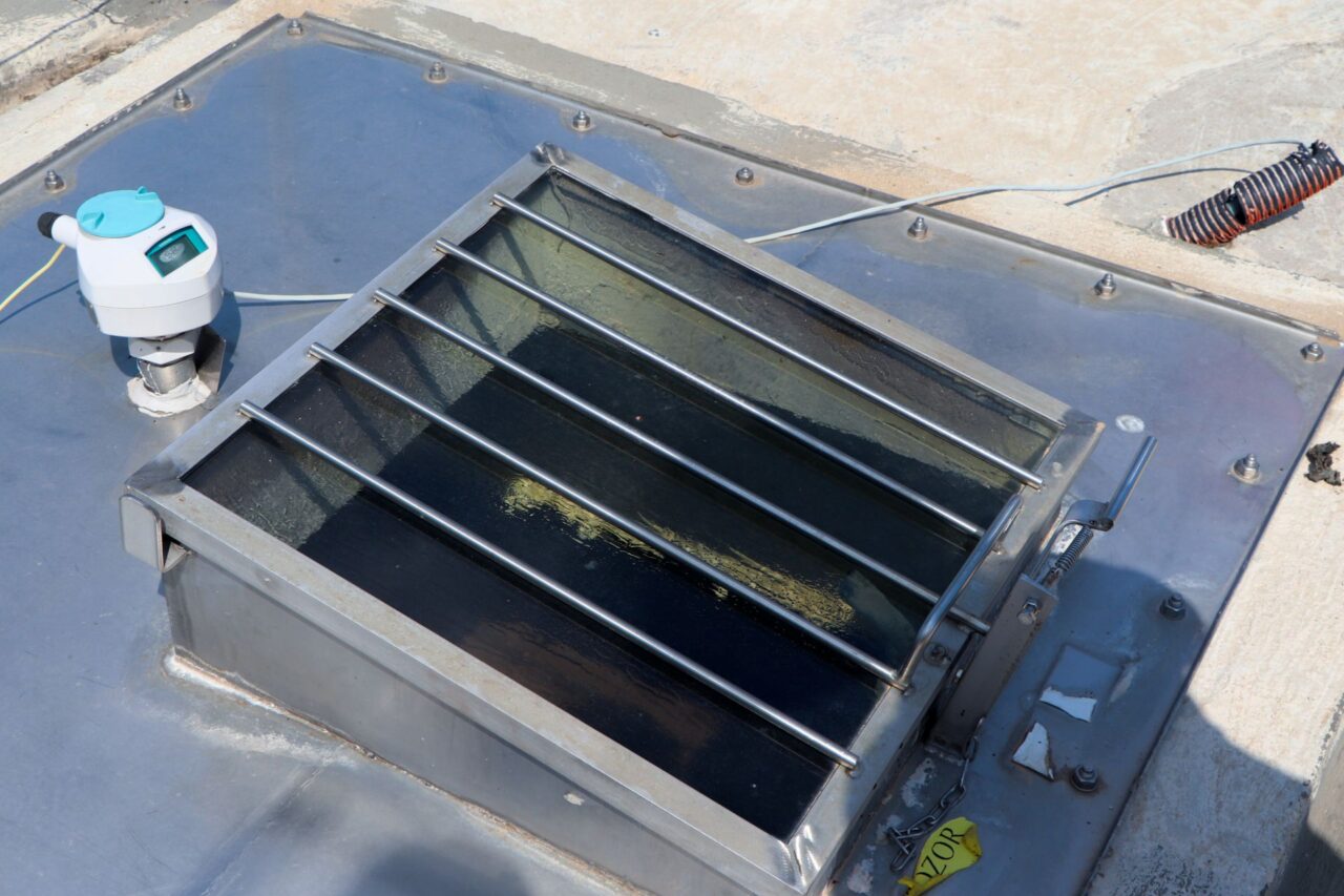 Přímo na fermentaci za přítomnosti anaerobních bakterií je možné nahlédnout malým průhledovým okénkem. Foto: Karolína Chlumecká, Ekonews