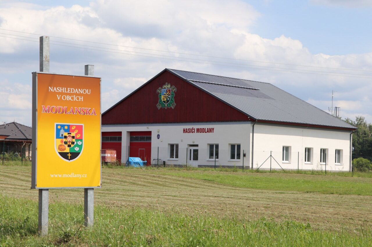 Vyrobená elektřina pokrývá spotřebu budovy, rozsvítí lampy v okolí a napájí i místní hasičská auta. Foto: Karolína Chlumecká, Ekonews