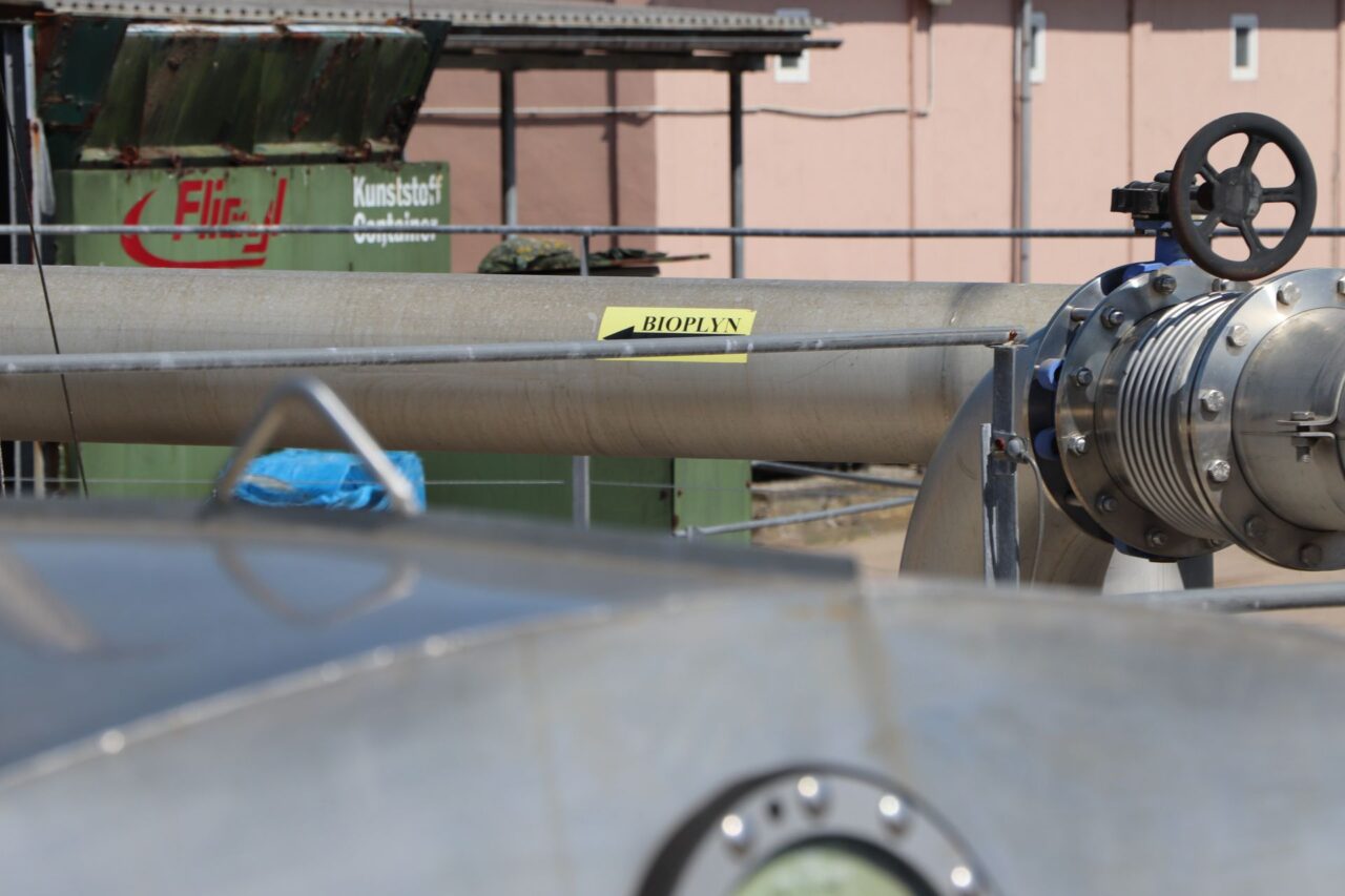 Zachycený bioplyn proudí nerezovým potrubím do kogenerační jednotky. Foto: Karolína Chlumecká, Ekonews