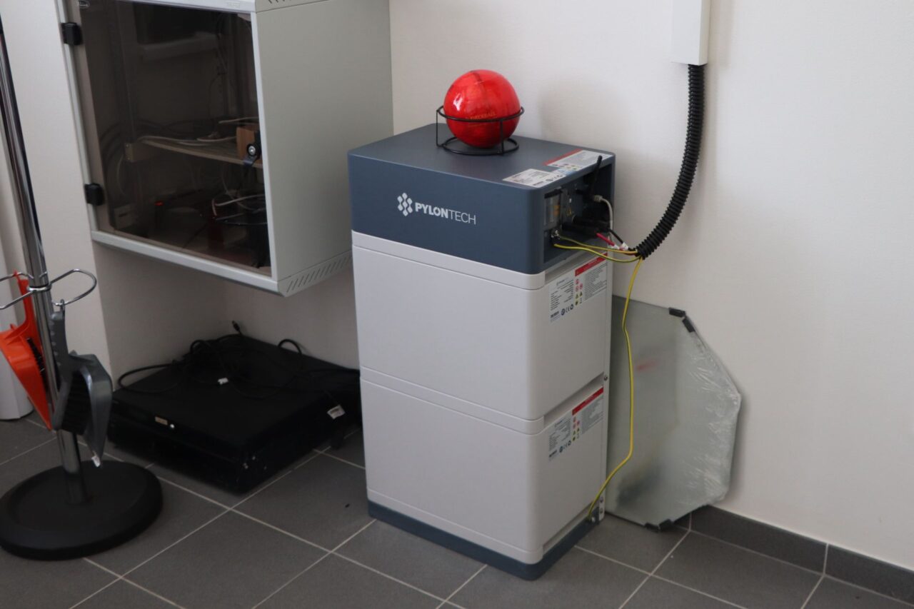 Fotovoltaiku na hasičárně doplňuje bateriový systém, který ukládá část přebytků. Foto: Karolína Chlumecká, Ekonews