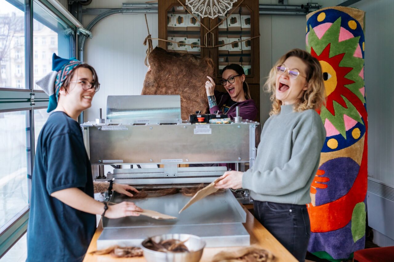 Výroba jedné rohože o rozměrech 60krát 60 centimetrů zabere zhruba 40 minut. Foto: poskytnuto nadací Malachite Minds