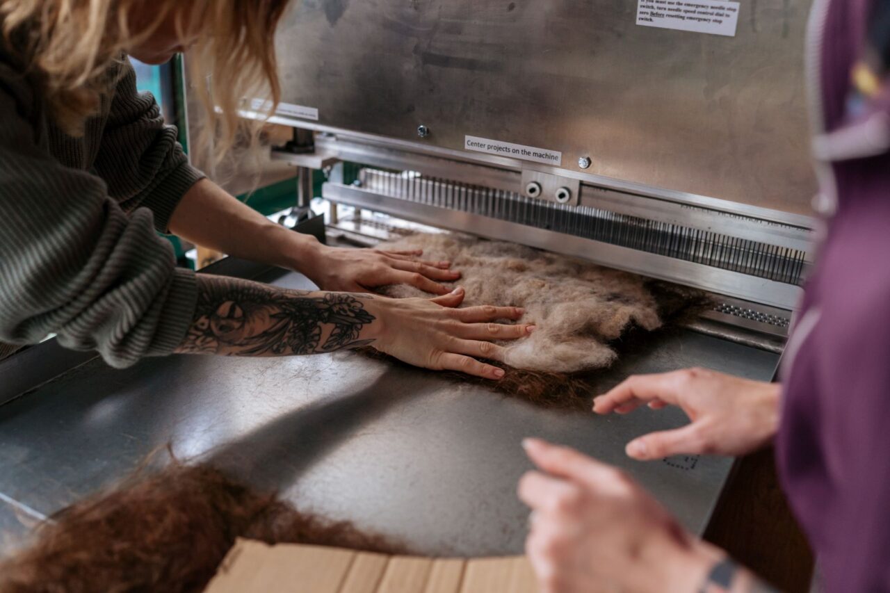 Na jednu rohož je potřeba 200 gramů dlouhých a 800 gramů krátkých vlasů. Foto: poskytnuto nadací Malachite Minds