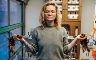 Zakladatelka varšavské nadace Malachite Minds Magdalena Malinowská se momentálně v Polsku snaží vybudovat síť dodavatelů, které jí materiál budou posílat pravidelně. Foto: poskytnuto nadací Malachite Minds