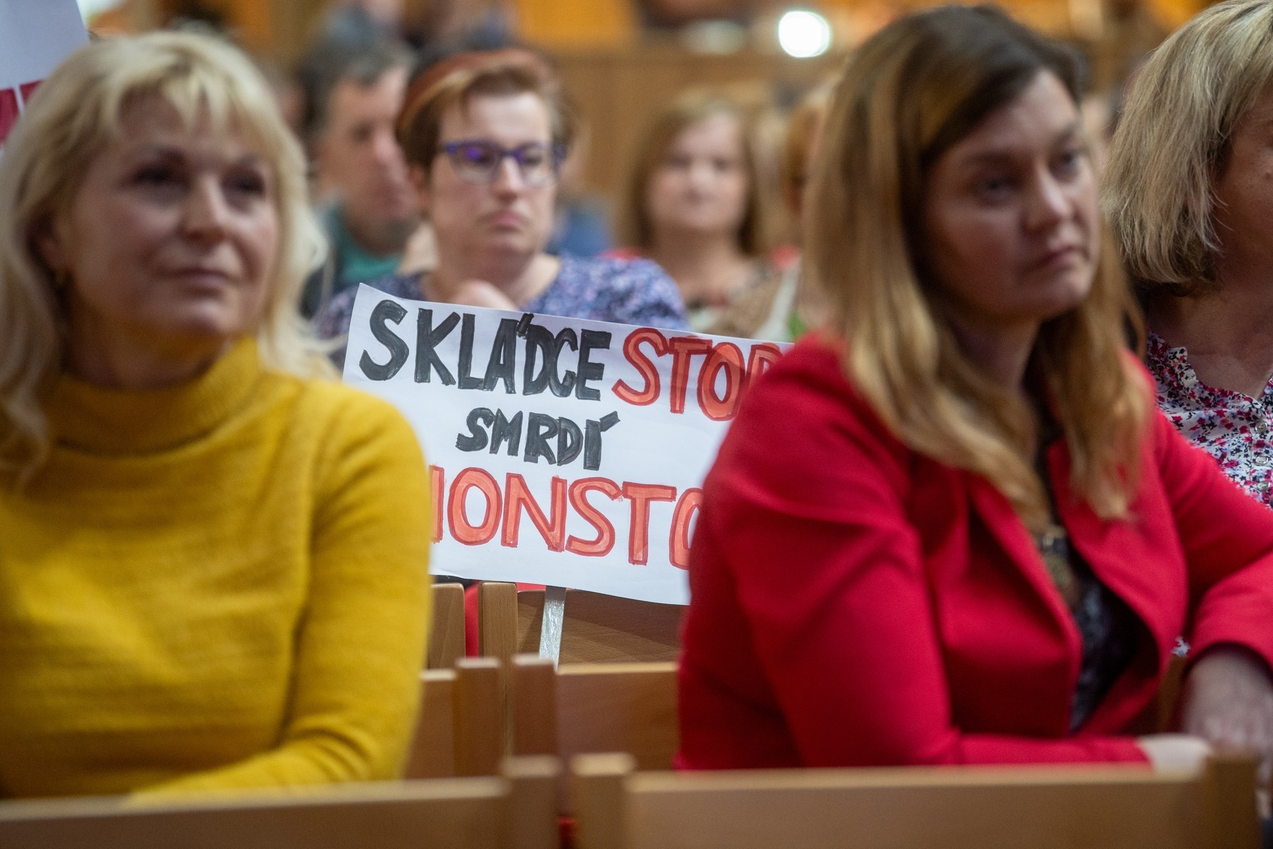 Veřejné projednání dokumentace pro posuzování vlivu na životní prostředí (EIA) k plánovanému rozšíření skládky společnosti AVE CZ, 3. dubna 2024, Čáslav. Proti rozšíření skládky se bouří část obyvatel, obávají se nárůstu dopravy a dalších nepříznivých vlivů. Foto: ČTK / Vostárek Josef