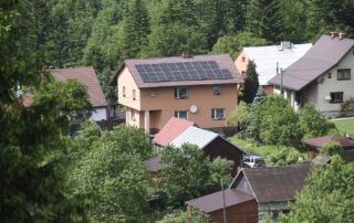 Pohled na nejvýchodnější obec Česka Hrčavu. Fotovoltaika na domě. Foto: ČTK