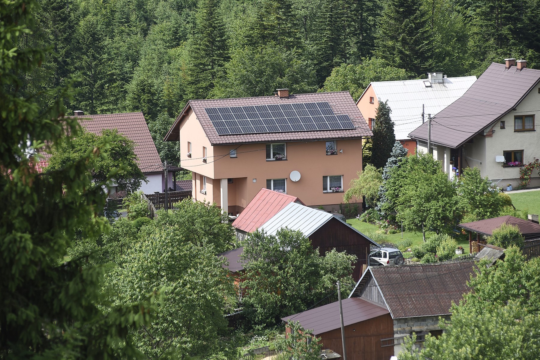 Pohled na nejvýchodnější obec Česka Hrčavu. Fotovoltaika na domě. Foto: ČTK