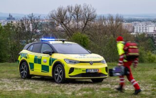 Elektroautem od loňského roku nově jezdí i lékaři Zdravotnické záchranné služby Královéhradeckého kraje. Nový elektromobil Volkswagen ID.4 GTX představili loni v dubnu. Foto: ČTK / Taneček David