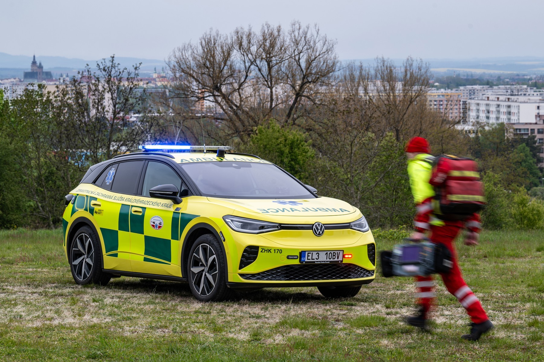 Elektroautem od loňského roku nově jezdí i lékaři Zdravotnické záchranné služby Královéhradeckého kraje. Nový elektromobil Volkswagen ID.4 GTX představili loni v dubnu. Foto: ČTK / Taneček David