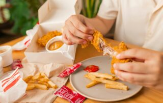 Úroveň chovu kuřat, jejichž maso KFC prodává ve Francii a v Česku, se liší. Ilustrační foto: Jordan Gonzalez, Unsplash