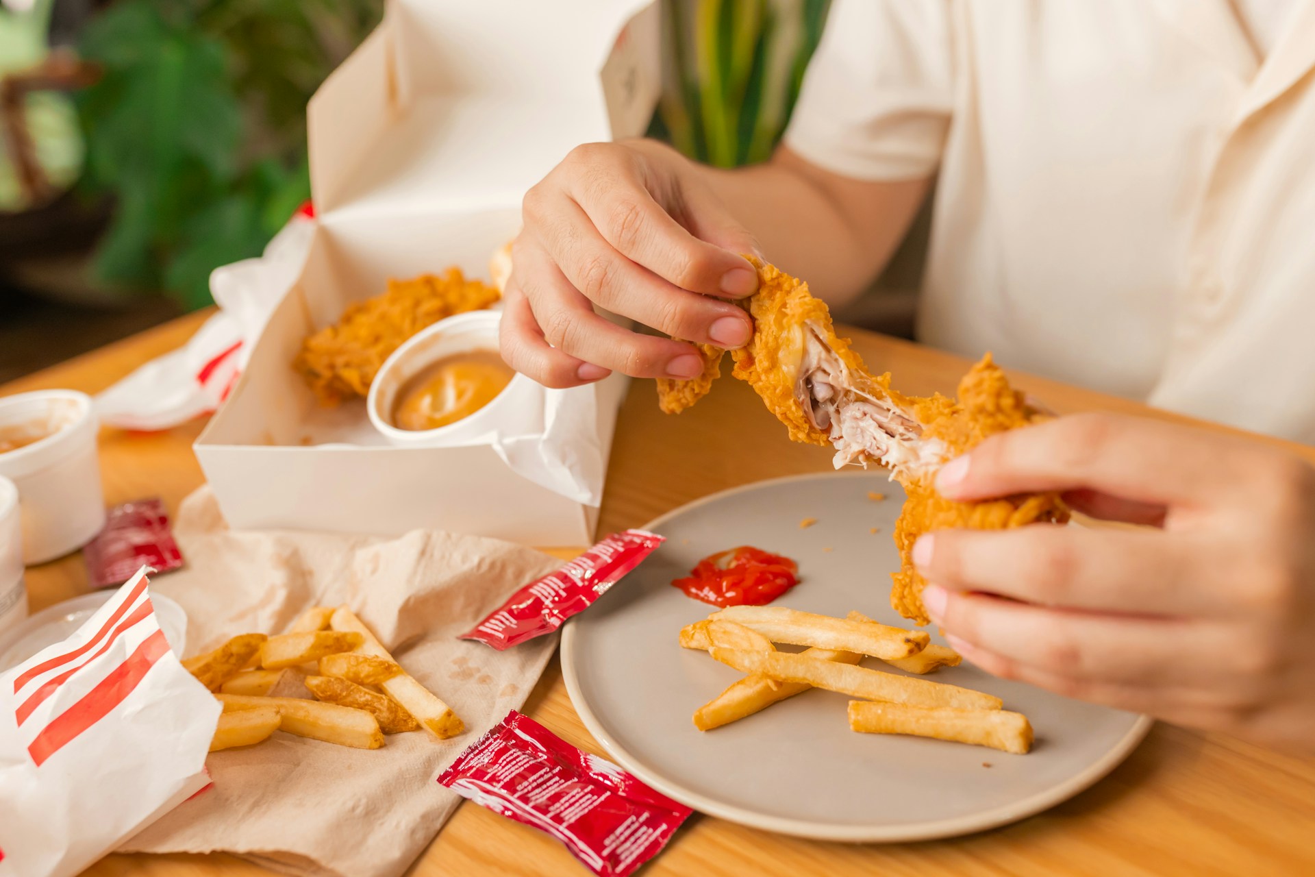 Úroveň chovu kuřat, jejichž maso KFC prodává ve Francii a v Česku, se liší. Ilustrační foto: Jordan Gonzalez, Unsplash