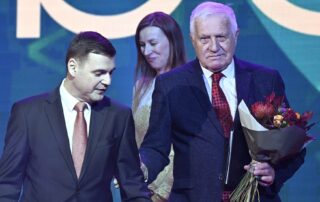 Zleva předseda strany Motoristů Petr Macinka a bývalý prezident Václav Klaus na členské schůzi Motoristé sobě, kde představili krajskou strukturu a základní ideová východiska, 7. prosince 2024, Praha. Foto: ČTK / Šulová Kateřina