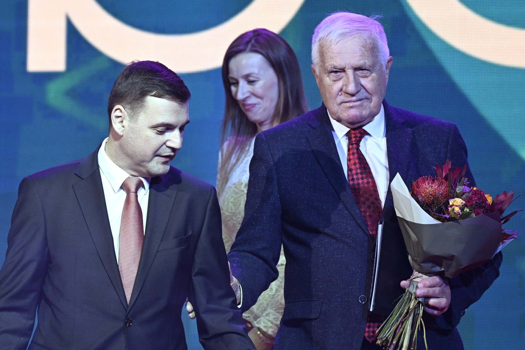 Zleva předseda strany Motoristů Petr Macinka a bývalý prezident Václav Klaus na členské schůzi Motoristé sobě, kde představili krajskou strukturu a základní ideová východiska, 7. prosince 2024, Praha. Foto: ČTK / Šulová Kateřina