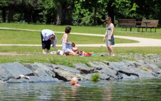 Pražané se loni v červnu koupali a opalovali u rybníčku v parku na Letné v centru Prahy. Foto: ČTK / Ruml Miloš