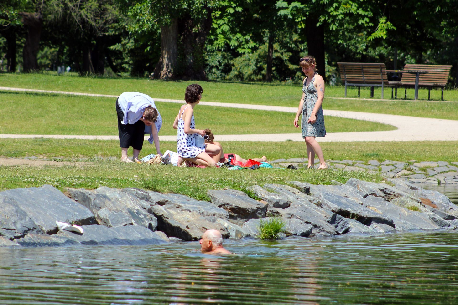 Pražané se loni v červnu koupali a opalovali u rybníčku v parku na Letné v centru Prahy. Foto: ČTK / Ruml Miloš