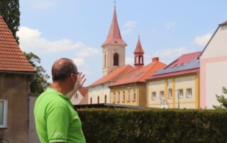 V Modlanech začali se sdílením elektřiny loni v listopadu, zatím se zapojují pouze obecní budovy. Starosta Lukáš Dan Bartoň má ale velké plány. Foto: Karolína Chlumecká, Ekonews