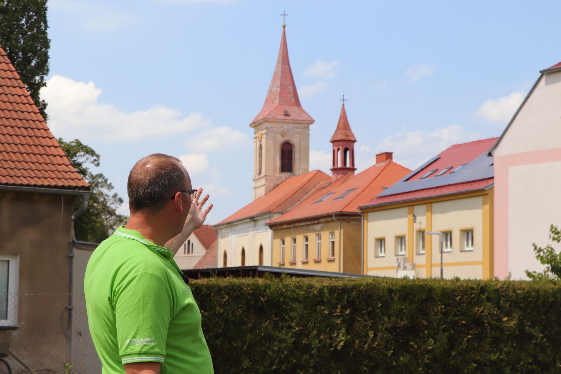 V Modlanech začali se sdílením elektřiny loni v listopadu, zatím se zapojují pouze obecní budovy. Starosta Lukáš Dan Bartoň má ale velké plány. Foto: Karolína Chlumecká, Ekonews