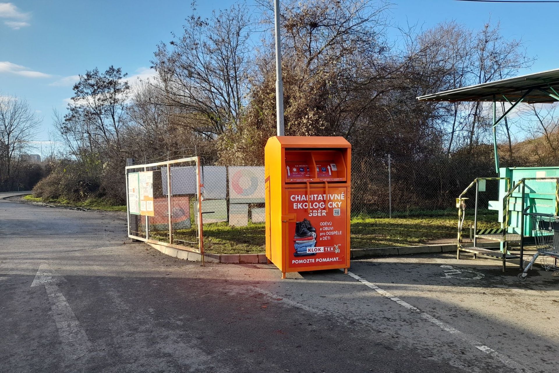 V deseti sběrných dvorech v Praze přibylo od nového roku kontenery na odpadní textil. Foto: Pražské služby