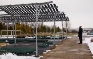 Panely nad rostlinami v květináčích ve Školkách Litomyšl ochránily loni rostliny před supercelou. Foto: Karolína Chlumecká, Ekonews