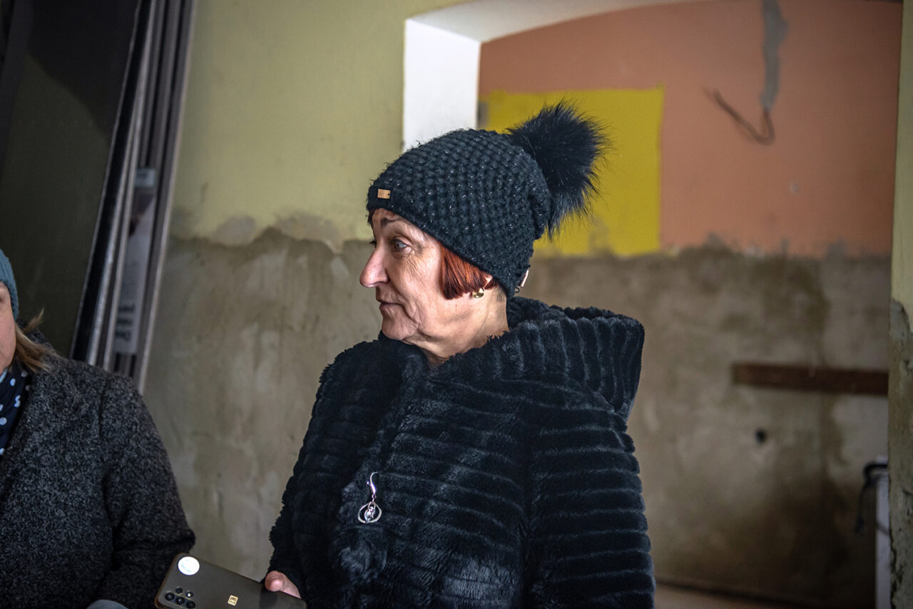 Starostka Zátoru ukazuje renovační práce v jednom z domu zasažených povodněmi v září roku 2024. Foto: Kateřina Hefler, Ekonews