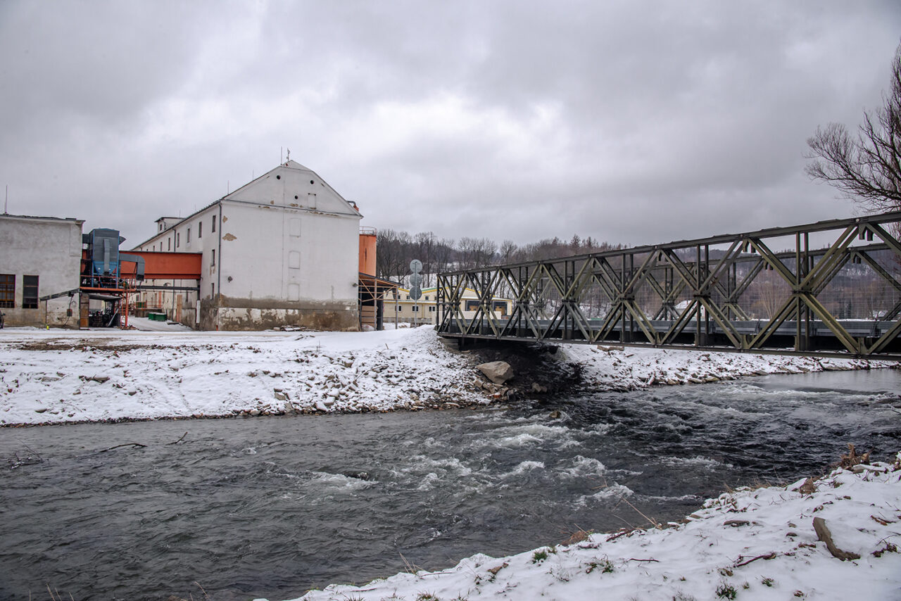 Provizorní vojenský most v Zátoru, kde žije více než tisícovka obyvatel. Foto: Kateřina Hefler, Ekonews