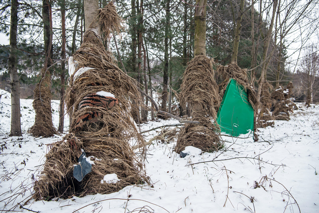 Naplavené kusy nábytku a zahradního vybavení se mezi Zátorem a Novými Heřminovy najdou ještě teď. Foto: Kateřina Hefler, Ekonews