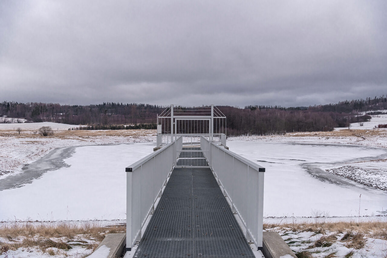 Ochranná retenční nádrž Lichnov II (Poldr II) má za úkol zachycovat povodňové průtoky, které dosahují při stoleté vodě 10,4 kubíku za sekundu, a snižuje odtok pod hrází na 1,23 m3/s. Foto: Kateřina Hefler, Ekonews