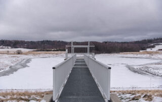 Ochranná retenční nádrž Lichnov II (Poldr II) má za úkol zachycovat povodňové průtoky, které dosahují při stoleté vodě 10,4 kubíku za sekundu, a snižuje odtok pod hrází na 1,23 m3/s. Foto: Kateřina Hefler, Ekonews