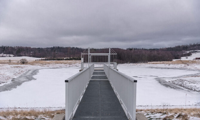 Ochranná retenční nádrž Lichnov II (Poldr II) má za úkol zachycovat povodňové průtoky, které dosahují při stoleté vodě 10,4 kubíku za sekundu, a snižuje odtok pod hrází na 1,23 m3/s. Foto: Kateřina Hefler, Ekonews
