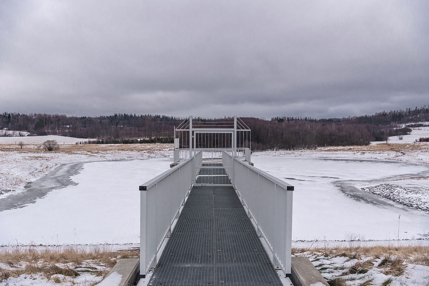 Ochranná retenční nádrž Lichnov II (Poldr II) má za úkol zachycovat povodňové průtoky, které dosahují při stoleté vodě 10,4 kubíku za sekundu, a snižuje odtok pod hrází na 1,23 m3/s. Foto: Kateřina Hefler, Ekonews