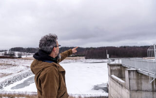 Místostarosta Lichnova Jan Gemela ukazuje ochrannou retenční nádrž Lichnov II, která při povodních snížuje průtok v Tetřevském potoce a následně v řece Čižině. Foto: Kateřina Hefler, Ekonews
