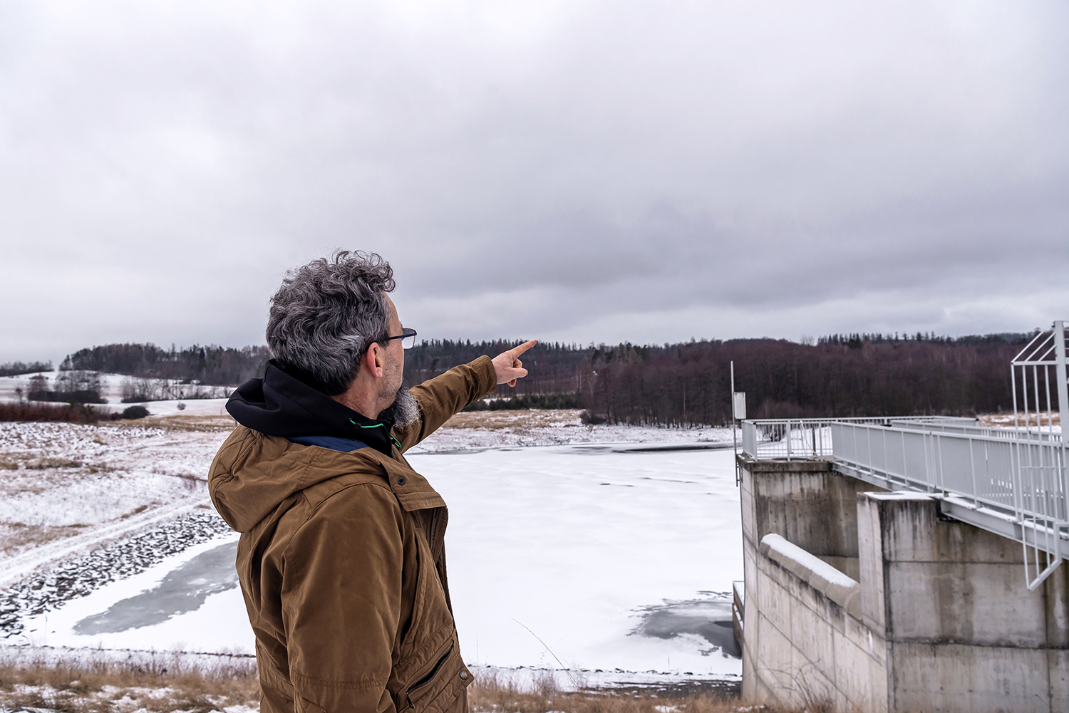 Místostarosta Lichnova Jan Gemela ukazuje ochrannou retenční nádrž Lichnov II, která při povodních snížuje průtok v Tetřevském potoce a následně v řece Čižině. Foto: Kateřina Hefler, Ekonews
