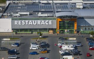 Fotovoltaické panely od společnosti E.ON na střeše hypermarketu Globus v Plzni. Foto: poskytnuto společností Globus