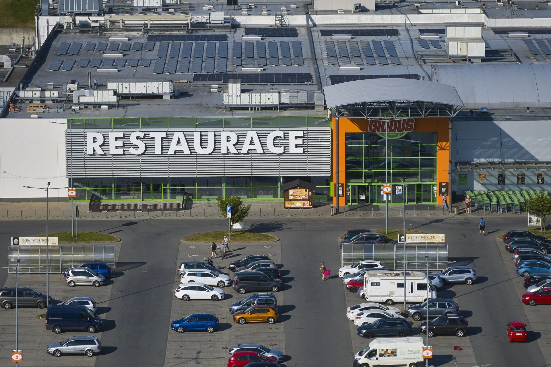 Fotovoltaické panely od společnosti E.ON na střeše hypermarketu Globus v Plzni. Foto: poskytnuto společností Globus
