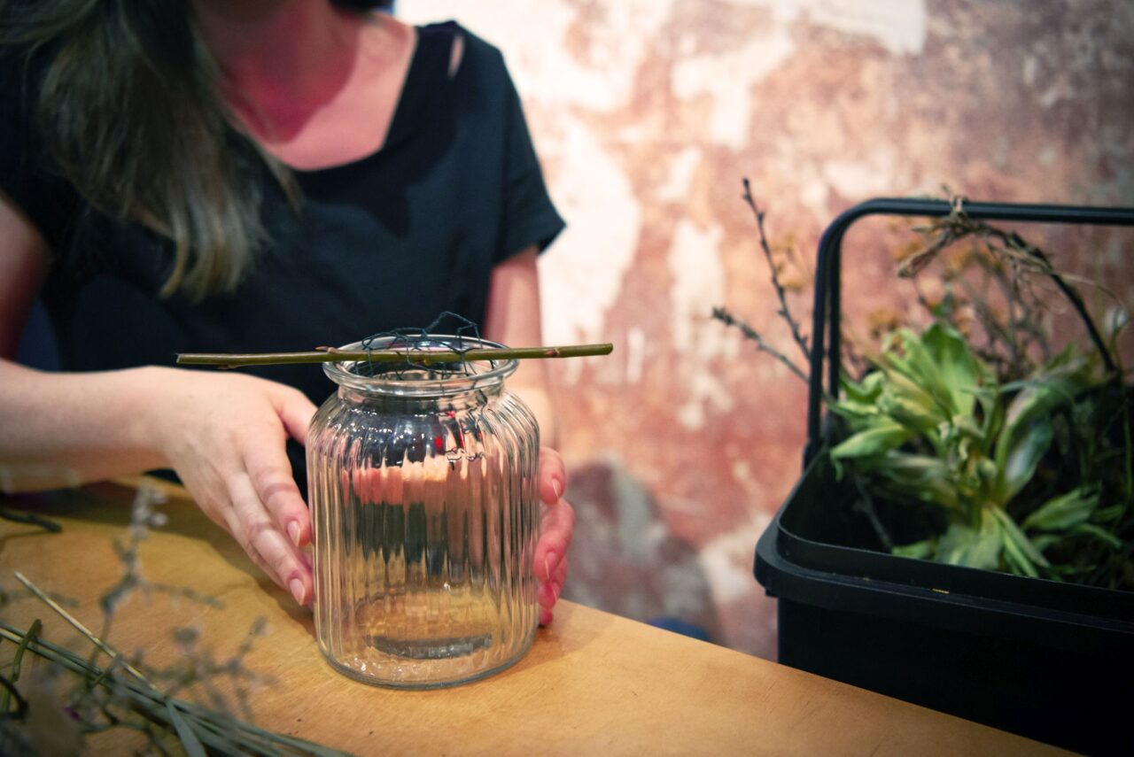 Váza s králičím pletivem supluje plastovou aranžovací zelenou hmotu. Foto: Kateřina Hefler, Ekonews